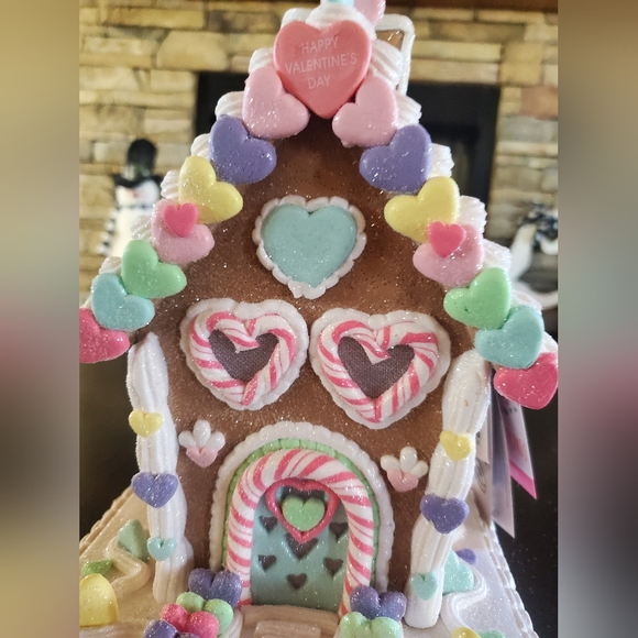 Pastel Hearts Valentines Gingerbread House-NWT - Picture 2 of 9